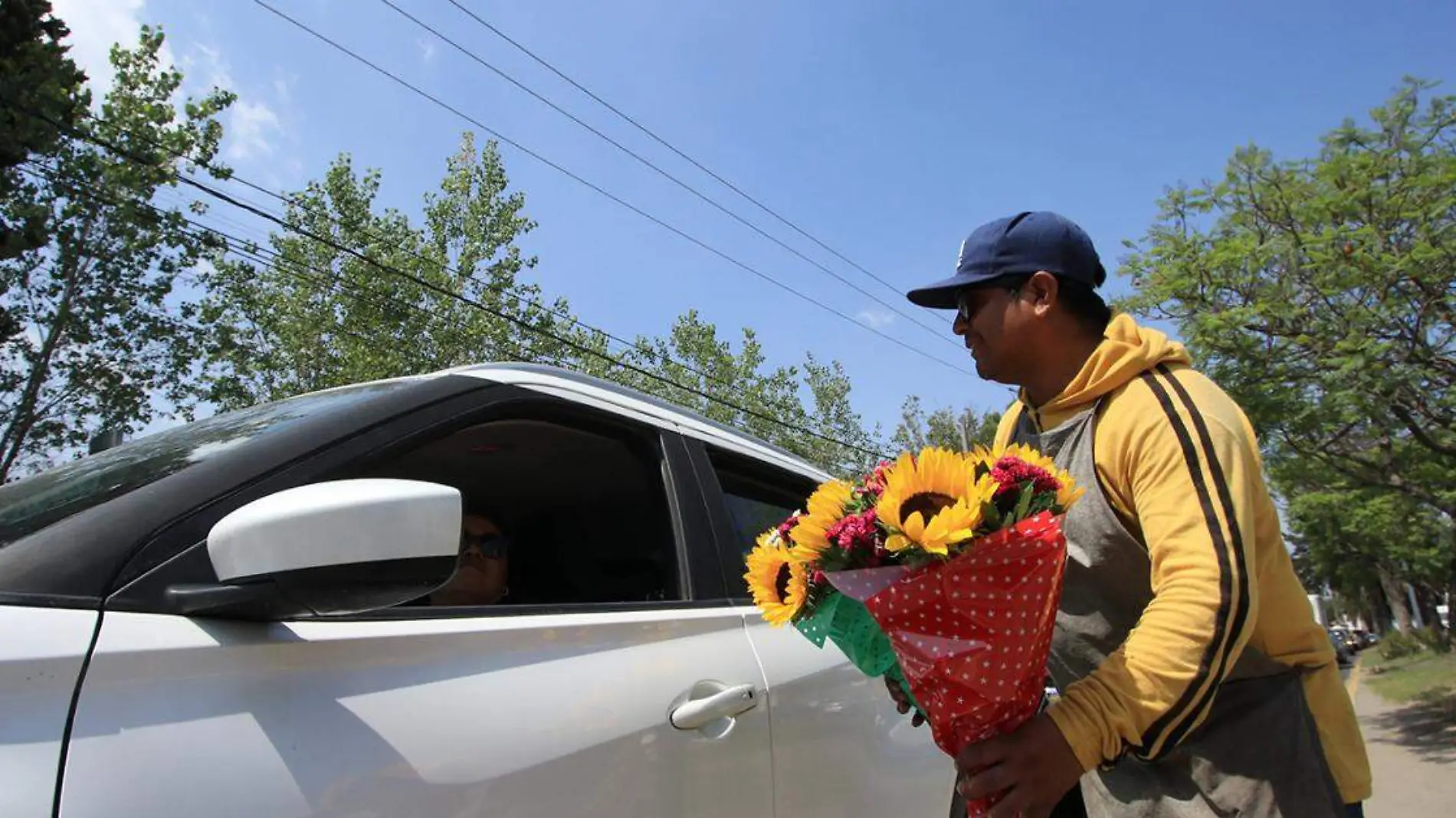 Ramón Gómez Santiago, quien se dedica a la venta de flores desde hace 20 años